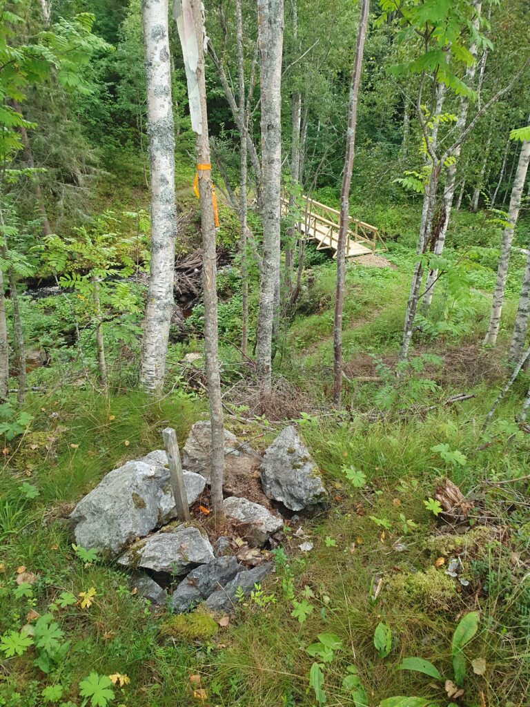 Gränsröse 85 ovanför Kvarnforsbron (jpg).