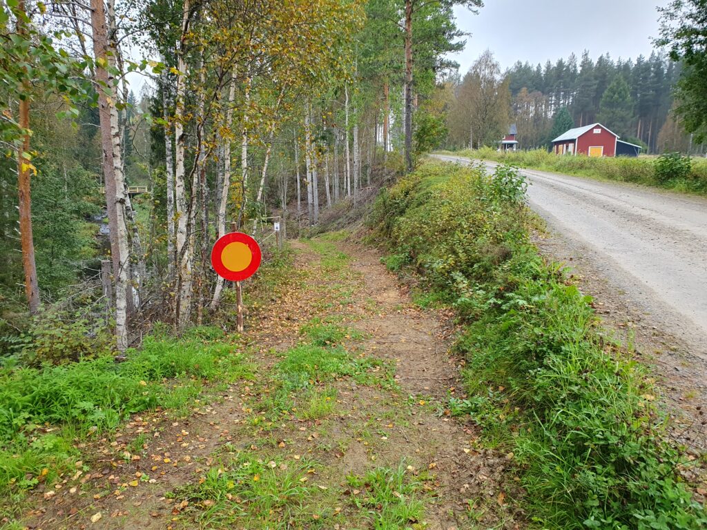 Förbjuden nedfart på traktorvägen (jpg).