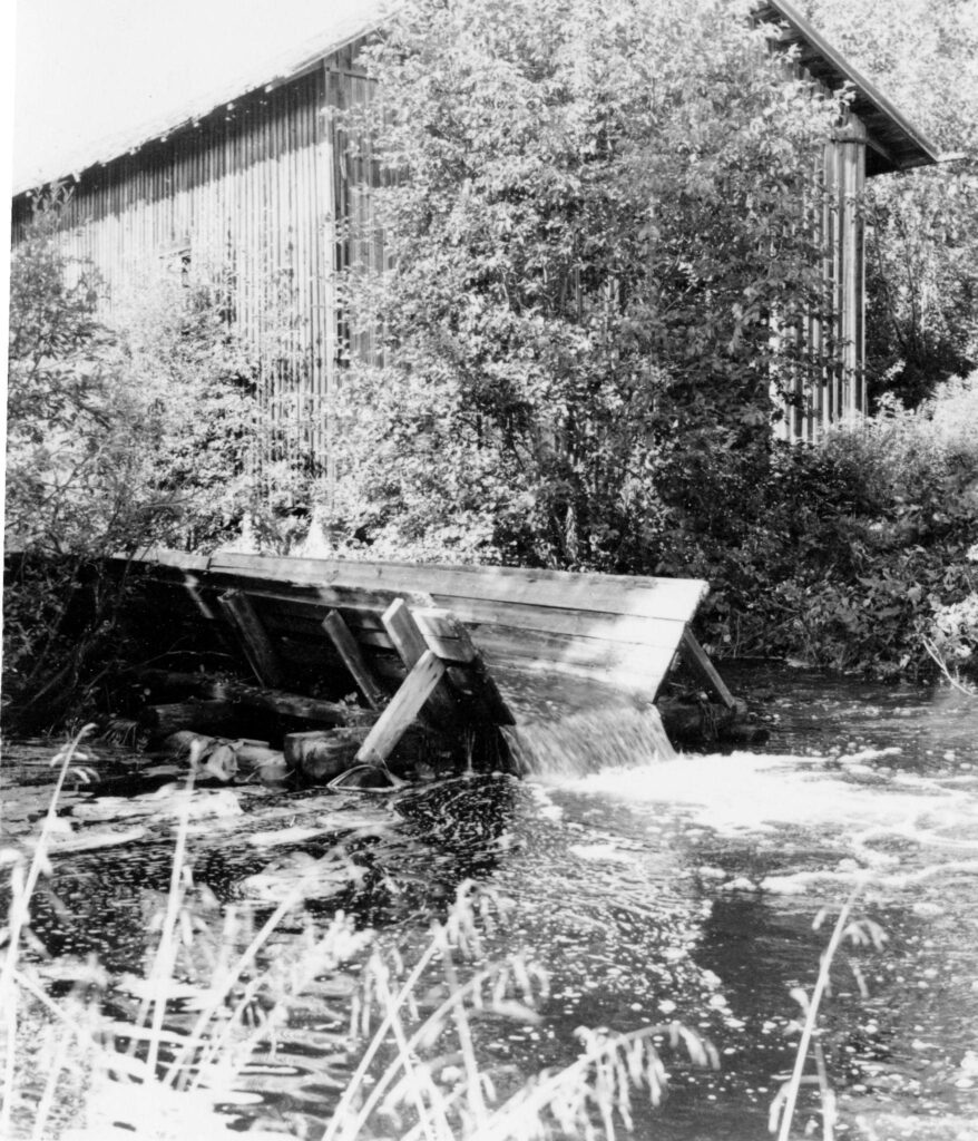 Cirkelsåghuset (byasågen) och flottningsrännan, 1950-tal.