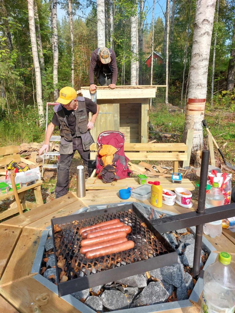 Bygge av vedboden.